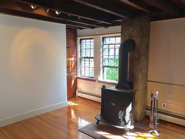 Primary Photo - 20 Putnam St