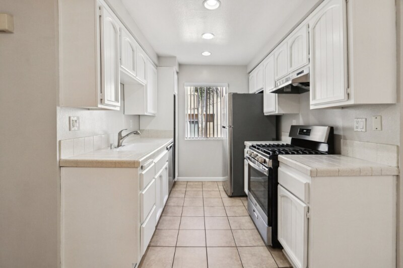 Building Photo - 725 E Providencia Ave