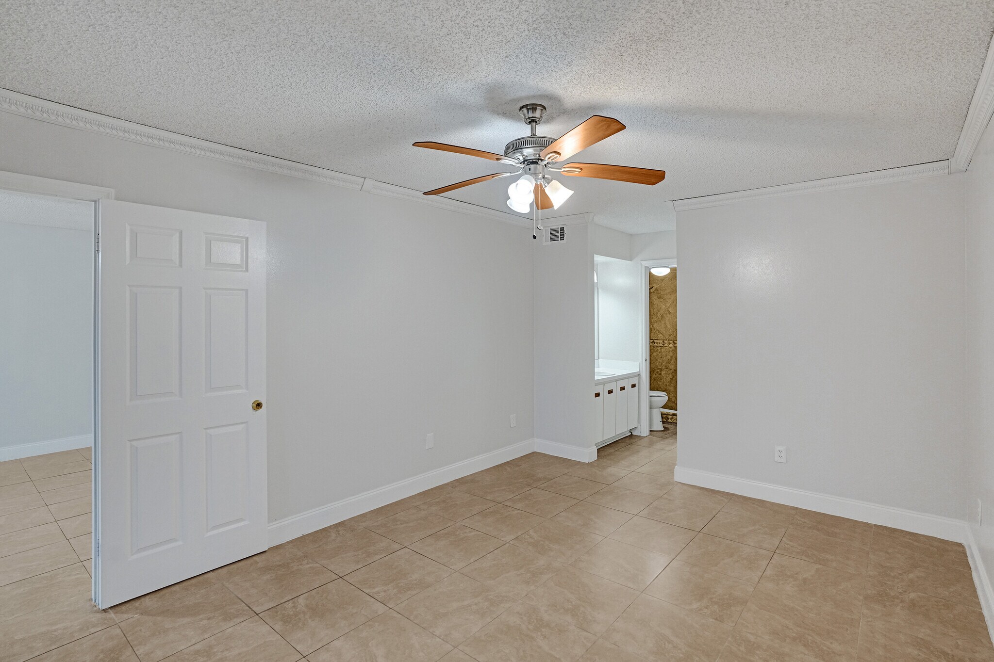 Building Photo - 447 NE 210th Circle Ter