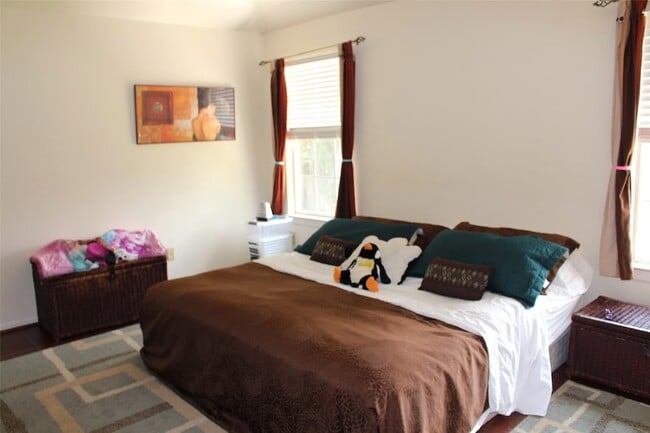 Building Photo - 7063 River Garden Dr