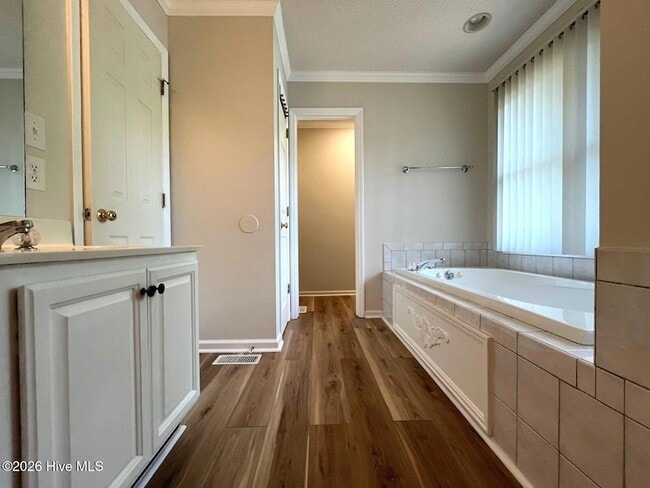 Building Photo - 100 Bridle Path Cir