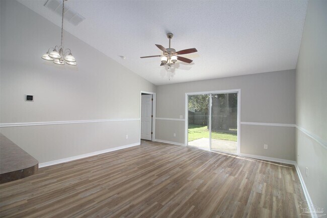 Building Photo - 609 Saleta St