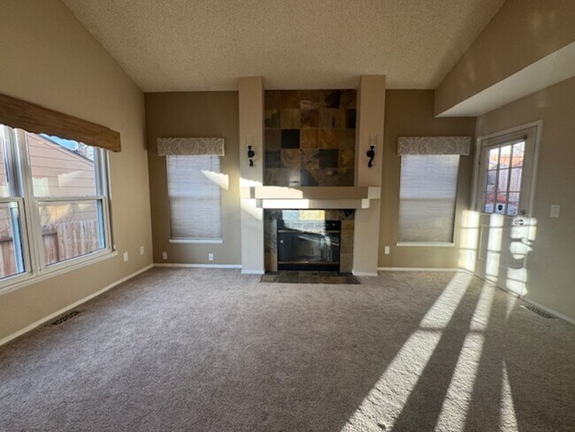 Building Photo - ELEGANT 5BD in WOODLAND HILLS/D20 - Security Deposit Waiver Available