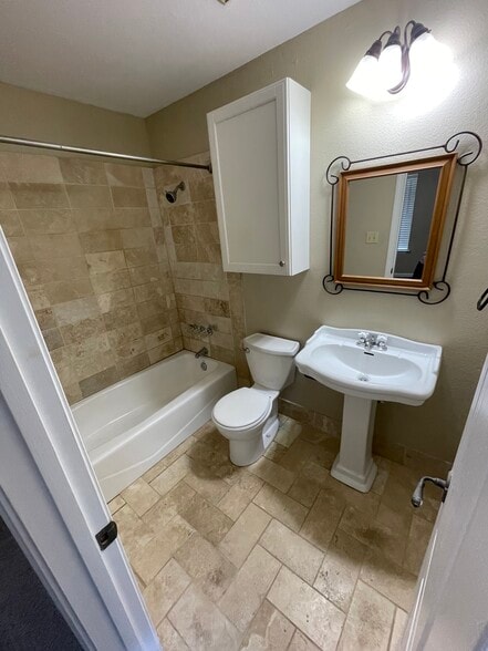 Master Bath - 411 N Madison St