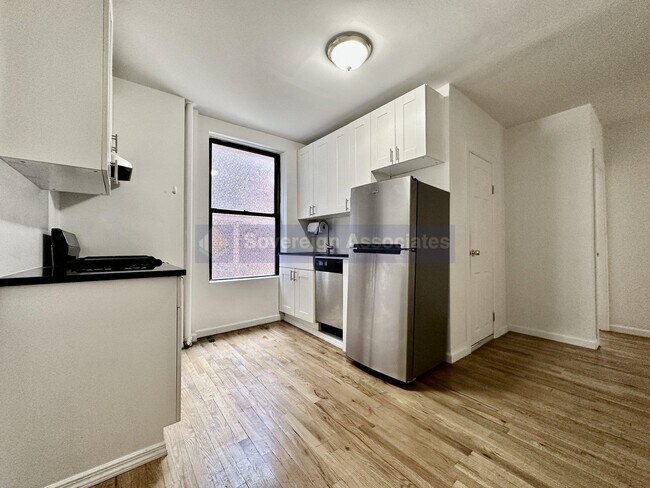 Building Photo - 401 E 68th St