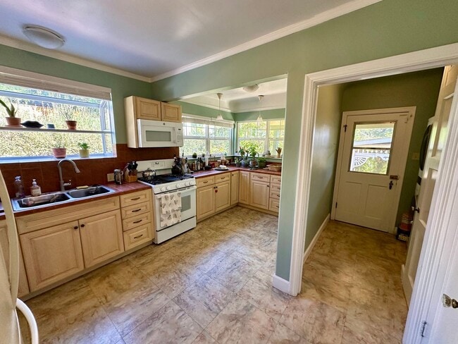 Building Photo - Welcome to this charming 2-bedroom, 2-bath...