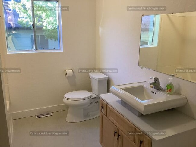 Building Photo - Spacious & cheerfully bright large single-...