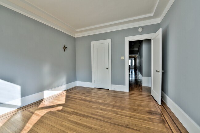 Building Photo - Baker Street 2753-55