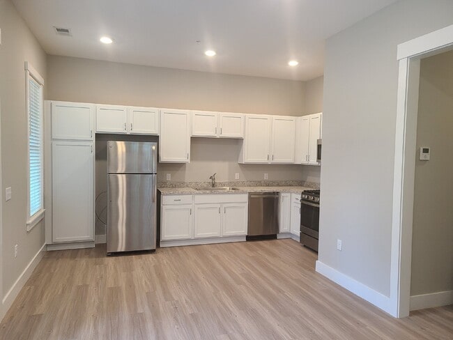 Building Photo - Two Bedroom Apartment, Walking Distance to Downtown Bluffton!