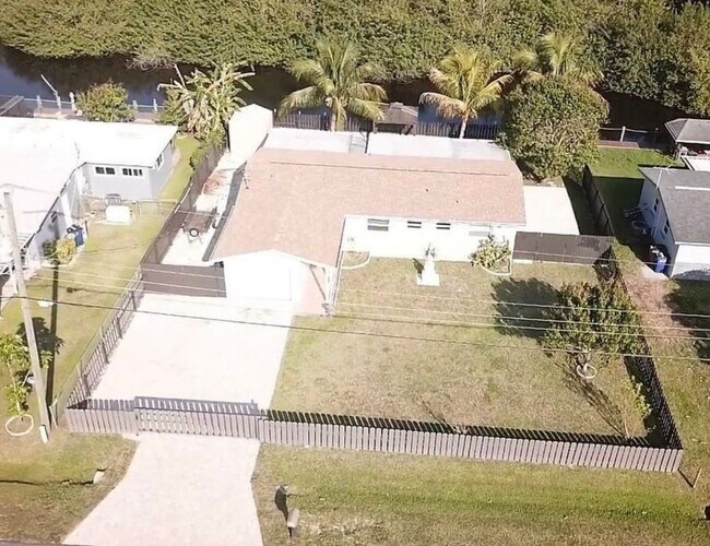 Building Photo - 141 Schneider Dr