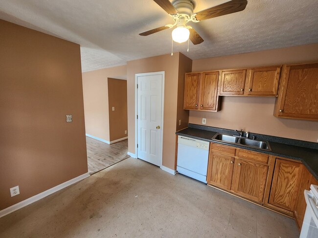 Building Photo - Spacious 2 bedroom 1st floor apartment wit...