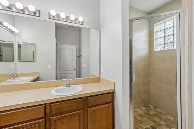Building Photo - Spacious 3-Bedroom Townhome with Loft & Green-Space Views | Oviedo