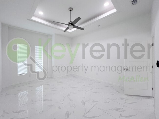 Building Photo - Stunning - 3 b/2.5 bath Home - Don't Miss Out!