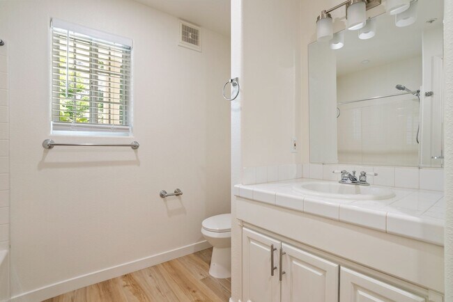 Building Photo - 1 BD / 1 BA Pet Friendly Newly Renovated Apartments