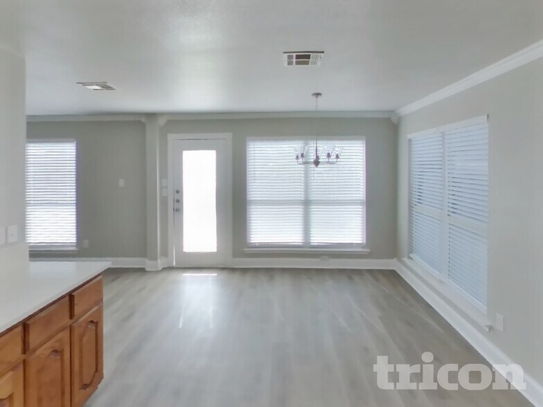 Building Photo - 909 Zoe St