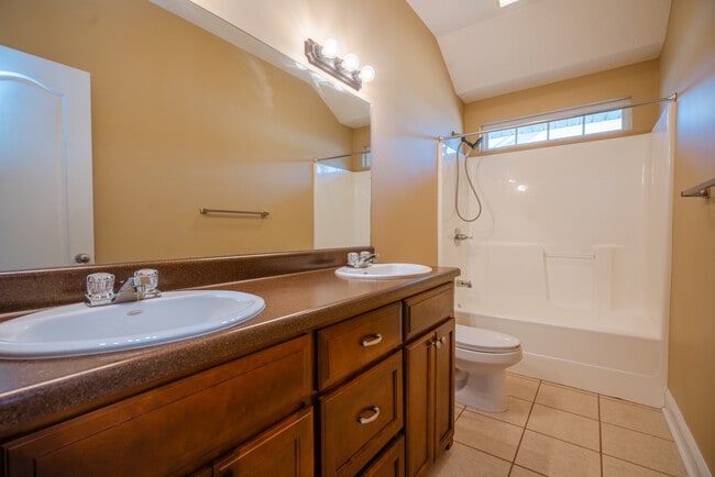 Building Photo - 59 Forest St NE