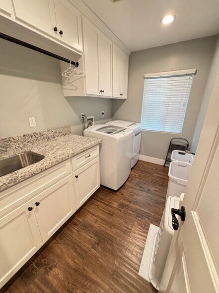 Building Photo - 13758 Lakeview Ct