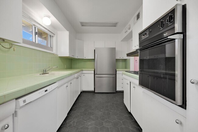 Building Photo - Oakhurst Duplex