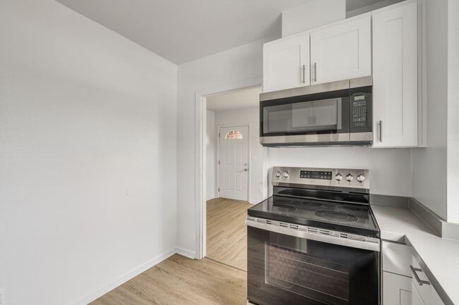 Building Photo - 2bd/1ba Seattle Home