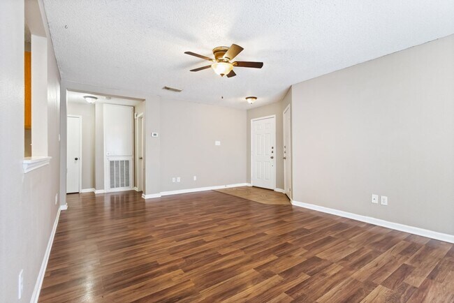 Building Photo - 2 Bedroom/ 1 Bath Bridgewood Subdivision