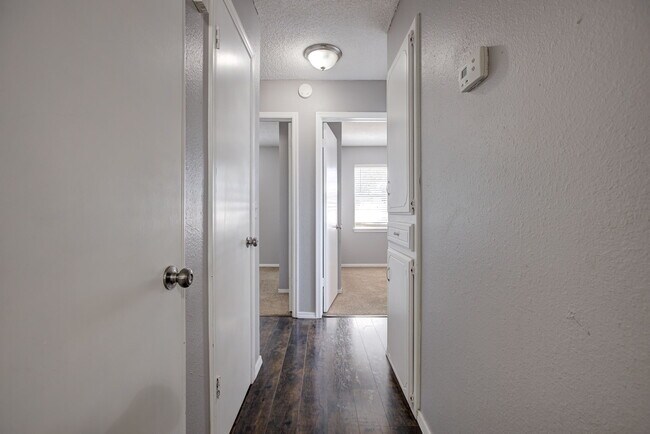 Building Photo - 916 S Patterson Dr