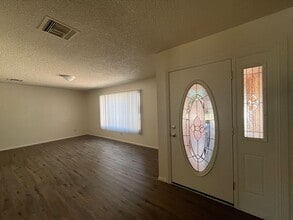 Building Photo - Spacious 3 bedroom with den.