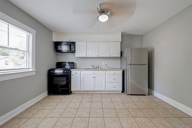 Building Photo - 1101 Elm Unit A St