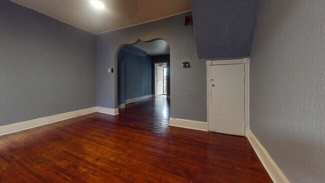 Building Photo - 3 Bedroom w/ Skylight and Stainless Steel