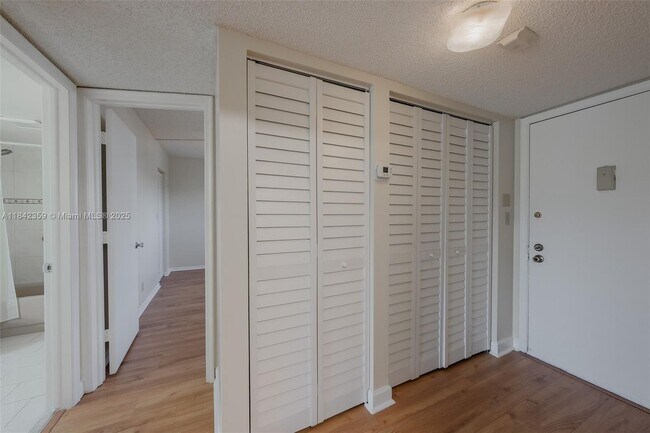 Building Photo - 3581 Inverrary Dr