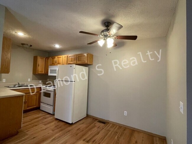 Building Photo - 2313 N Rogers Ave