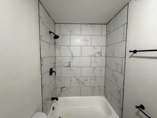 Building Photo - 3 Bed 2 Bath 2 Car Garage in Strafford MO