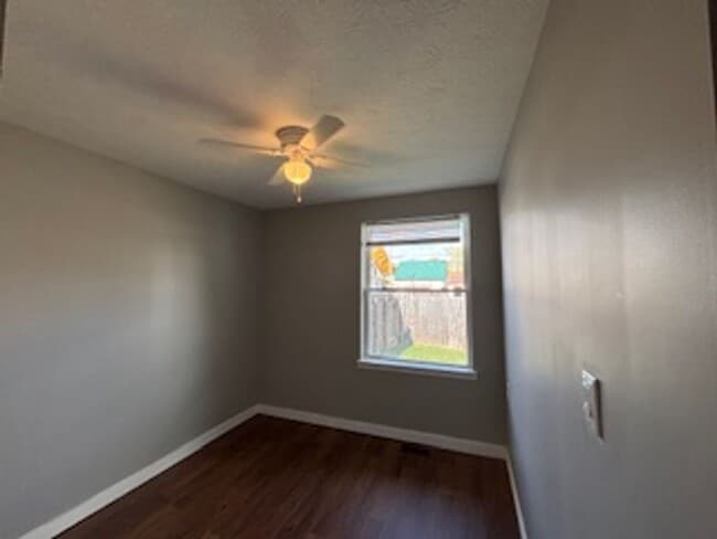 Building Photo - 3 BR Triplex in Martinsville