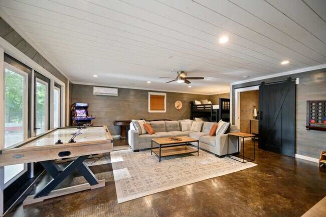 Building Photo - 47 White Pne Rd