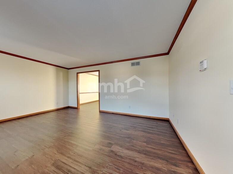 Building Photo - 6088 Lakewood Dr