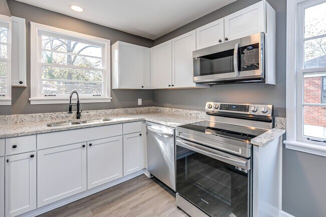 Building Photo - 4 Bedroom Glencliff Home With Garage