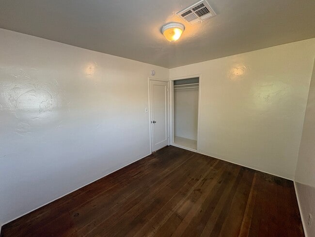 Building Photo - Cozy Home On Spacious Lot near Ballpark Rent Ready!