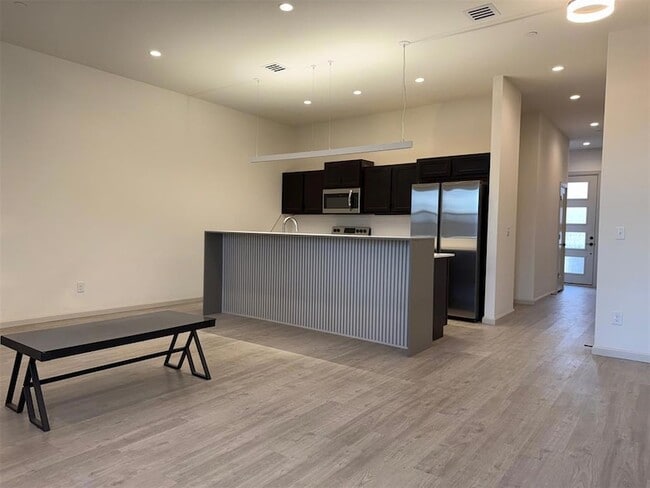 Building Photo - 575 S Fretz Ave