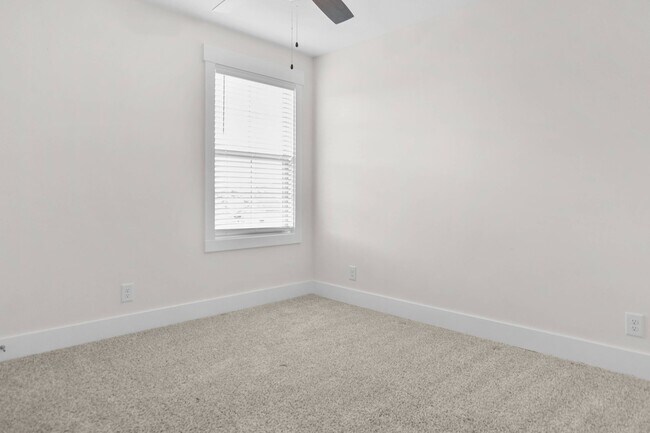 Building Photo - Pet Friendly Three Bedroom with Bonus!