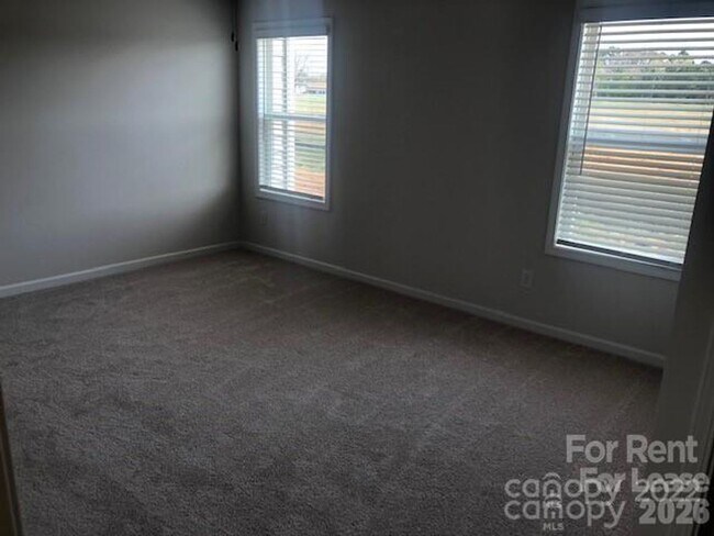 Building Photo - 3 bedroom townhome available now!