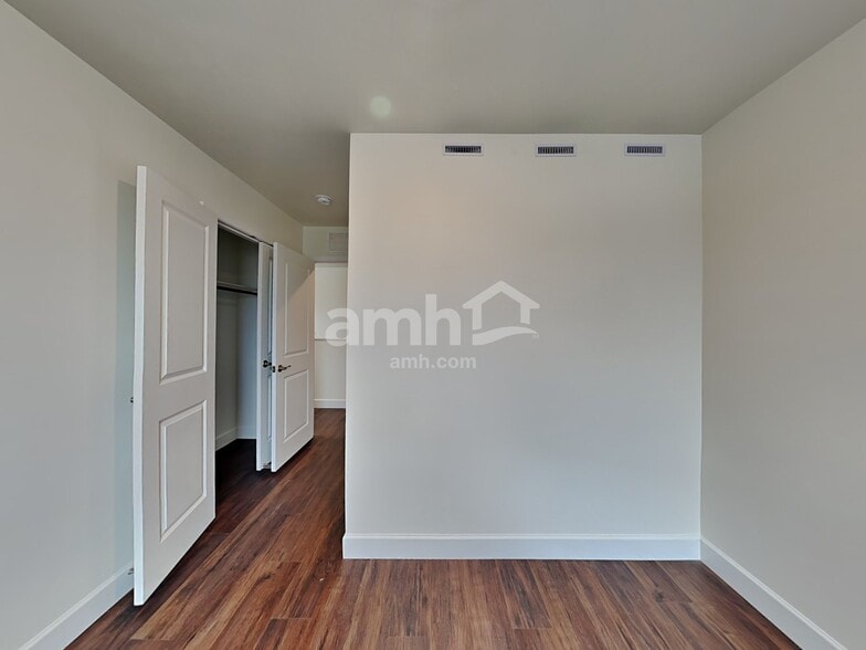 Building Photo - 6162 W Calle Lingo