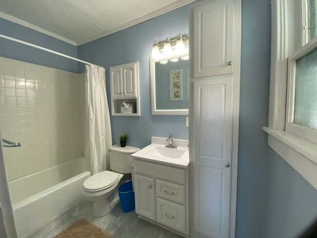 Building Photo - Two Bed Two Bath Home in West Plaza
