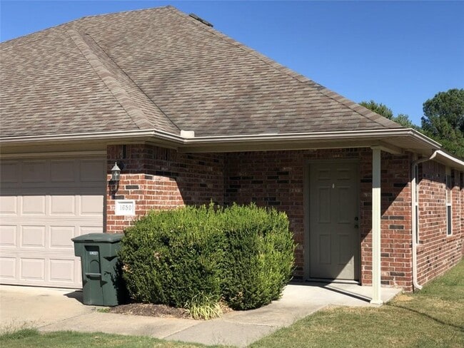 Primary Photo - 1650 Willowbrook Dr