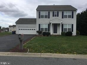Building Photo - 32 Fenwick Ct
