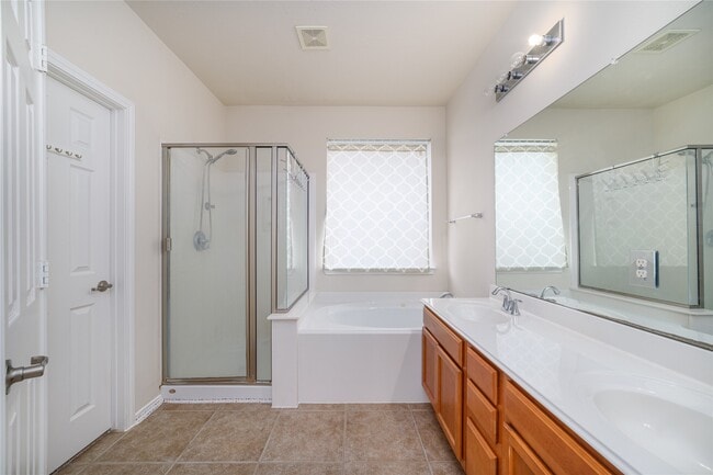 Building Photo - 16907 Great Oaks Glen Dr