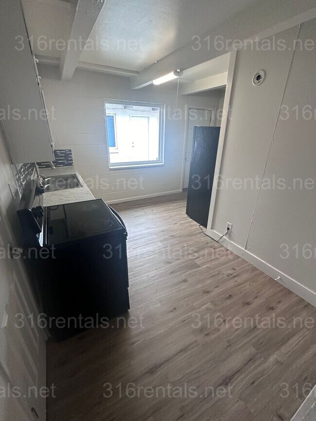 Building Photo - $695 -  2 bed 1 bath Duplex - Located in t...