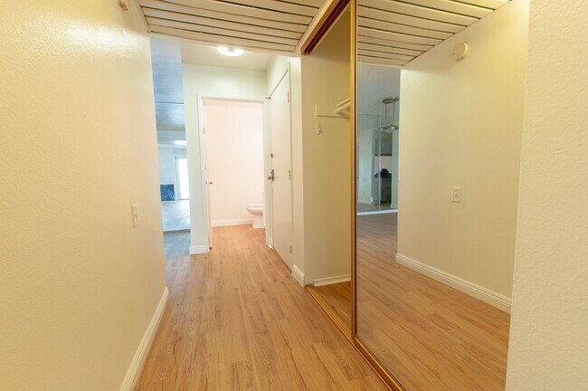Building Photo - 10960 Ashton Ave