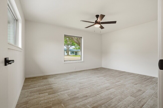 Building Photo - "Charming 4-Bed Oasis with Fireplace in Lubbock - 2 Full Baths & Spacious 2460 Sq Ft!"