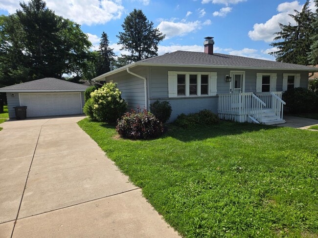 Primary Photo - Well maintained 3 bedroom home