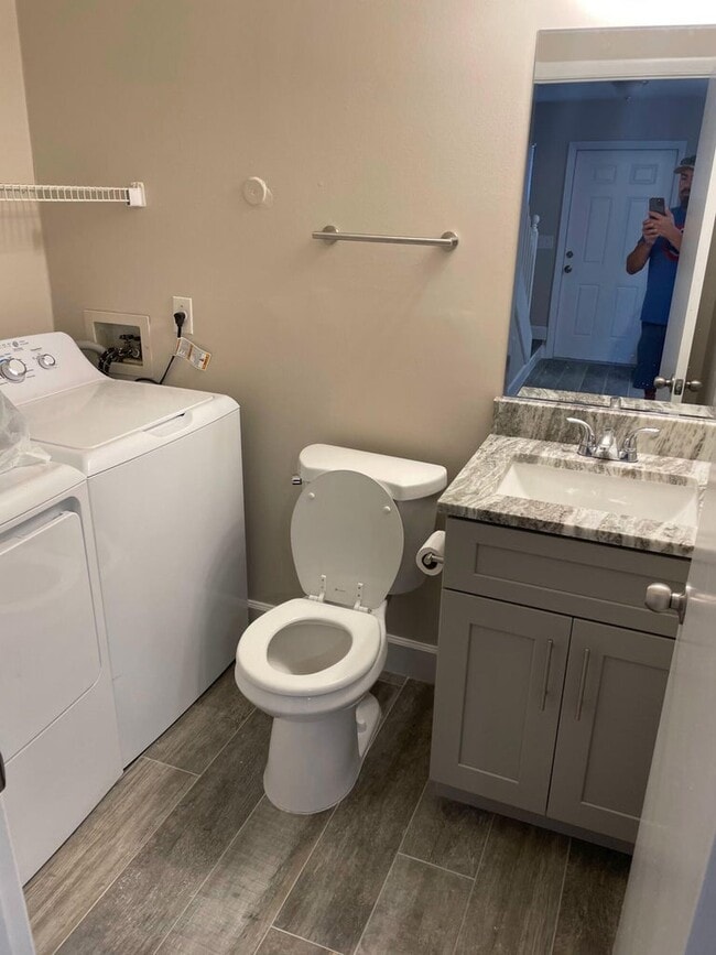 Building Photo - 2504 Seaside Dr