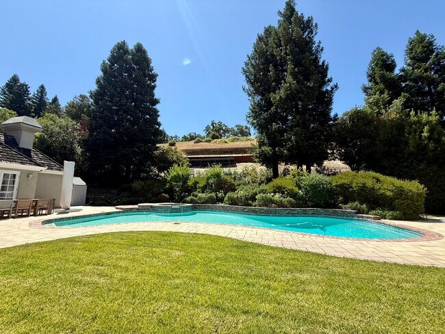 Building Photo - Stunning, Furnished 4 Bed 3.5 Bath + Offic...